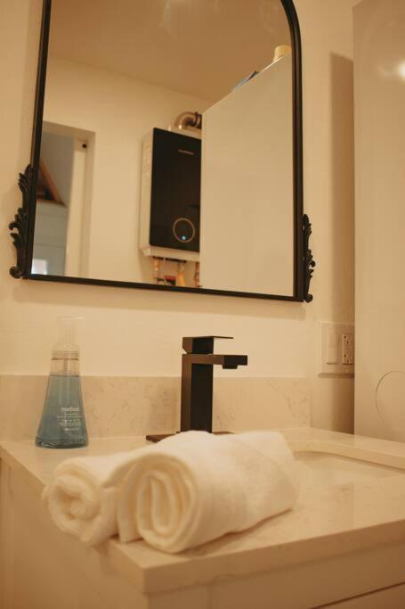 Agave Tiny House At Cactus Flower-Hot Tub-Pet Friendly-No Pet Fees! アルバカーキ エクステリア 写真